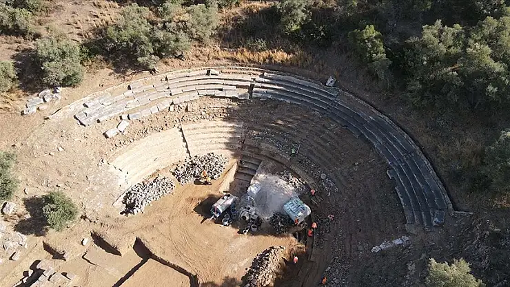 Euromos Antik Kenti'nin tiyatrosu ayağa kaldırılıyor