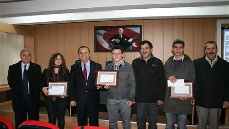 YGS deneme sınavı birincileri ödüllerini aldı