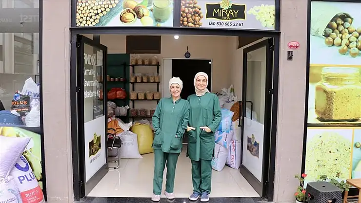 Evinde fındık kavuran kadın atölye kurdu