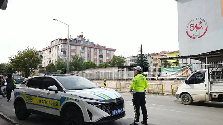 Polis ekipleri okul çevresinde