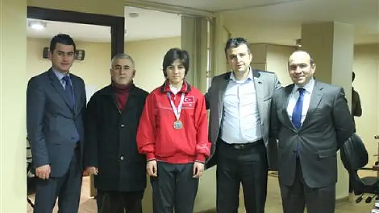 Büyük Anadolu Hastanesi Şampiyon Boksöre Sponsor Oldu