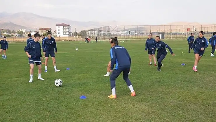 Kadın futbolcular, galibiyetle karşılık vermek istiyor