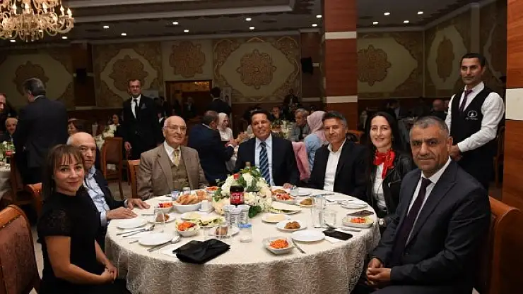 Bakan Özer muhtarlarla buluştu