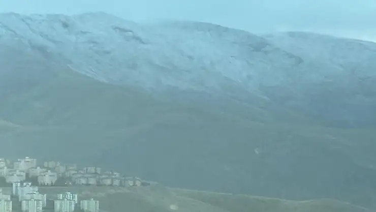 Mevsimin ilk kar yağışı Beydağı'na yağdı