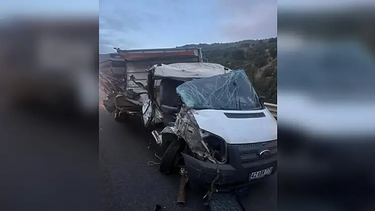 Seyir halindeki kamyonet tıra arkadan çarpıtı