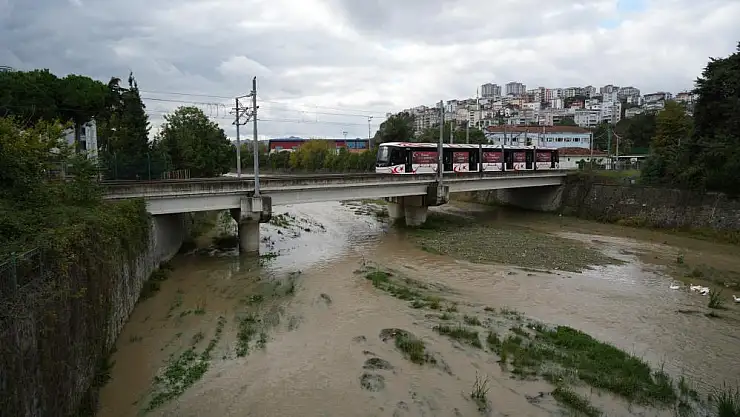 Sağanak yağış, akarsuları coşturdu