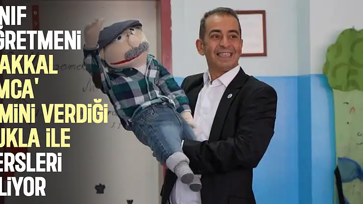 Sınıf öğretmeni kukla ve çaldığı müzik aletleri ile ders işliyor