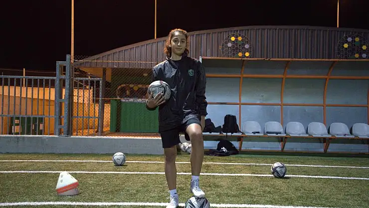 14 yaşında, kadın futbol ligleri tarihine geçti