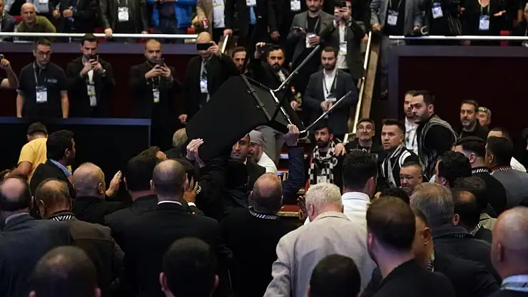 Beşiktaş kongresinde sandalyeler havada uçuştu