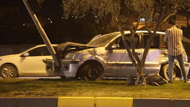 OTOMOBİL AYDINLATMA DİREĞİNE ÇARPTI