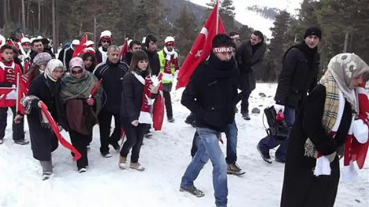 TÜRKİYE ŞEHİTLERİNE YÜRÜDÜ