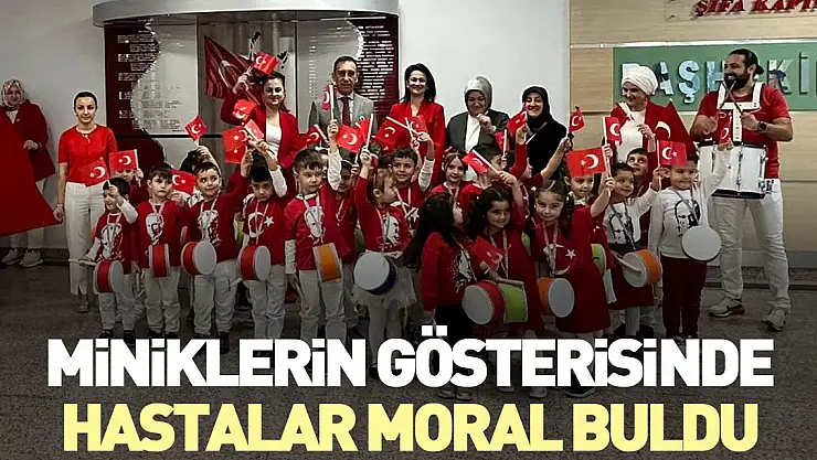 Miniklerin gösterisinde hastalar moral buldu