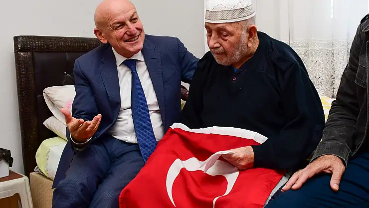 Tarihi çınarlara Türk bayrağı hediyesi