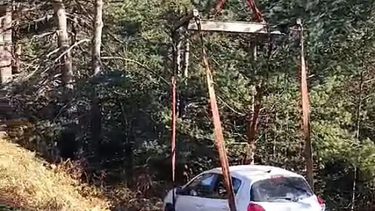 Yedigöller yolunda otomobil, ağaçlık alana uçtu: 2 yaralı