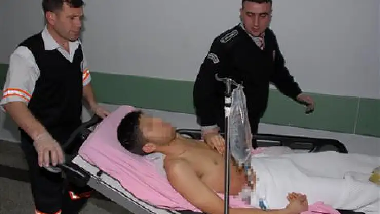 Parkta Bıçaklı Saldırıya Uğrayan Genç Ağır Yarlandı