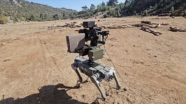 Silahlı robot köpekleri göreve hazırlanıyor