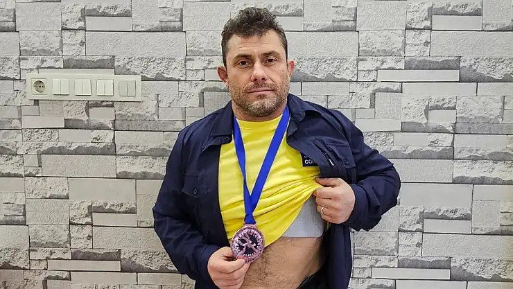 Kırık kaburgayla dünya üçüncüsü oldu