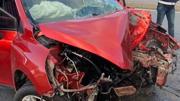 D-100'de feci kaza: Otomobilin motoru yola sürüklendi