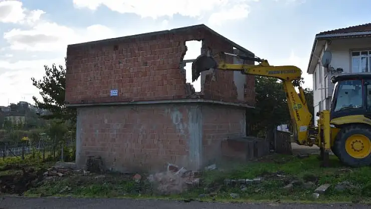 Metruk yapılar yıkılıyor