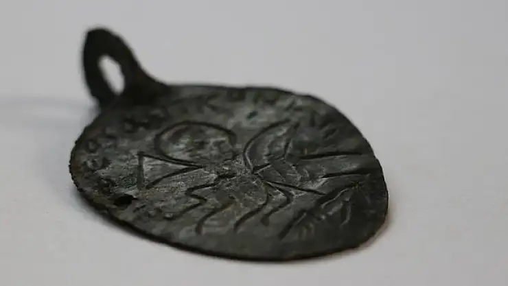 1600 yıllık kolye ucu bulundu