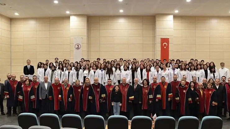 Adaylar beyaz önlüklerini giydi