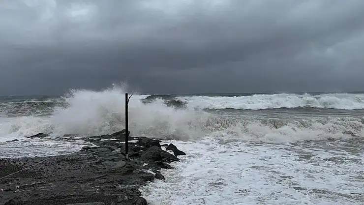Uyarısı olan Rize'de fırtına etkili oldu