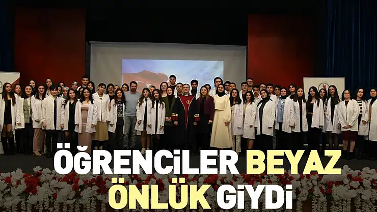 Öğrenciler beyaz önlük giydi