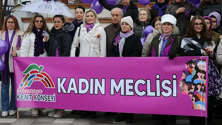 Amasya'da kadına yönelik şiddete karşı 'mor mendil ve ayakkabılı' protesto yapıldı