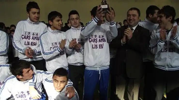 Başarının kupalarını Yıldız verdi