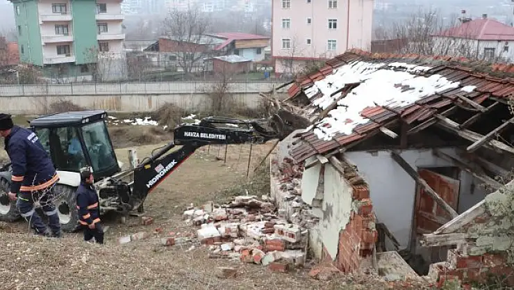 Metruk yapı yıkıldı