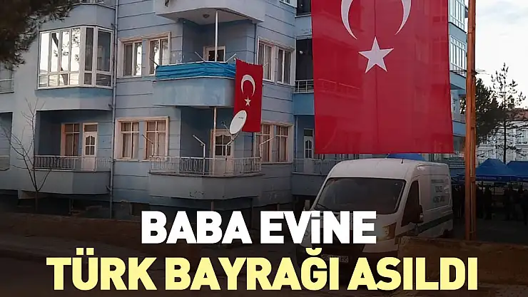 Baba evine Türk bayrağı asıldı