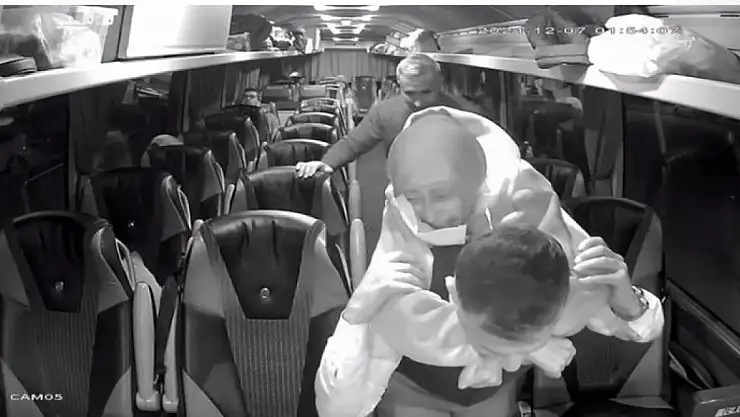 Otobüs şoförü yolcuyu sırtında taşıdı