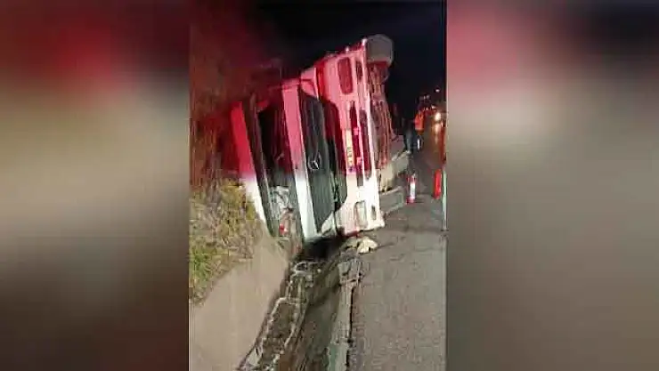 Akaryakıt yüklü tanker devrildi