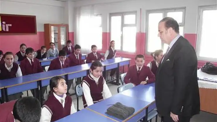 Kaymakam Yıldız Köy Okulunda Karne Dağıttı