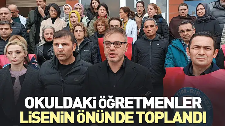 Okuldaki öğretmenler lisenin önünde toplandı
