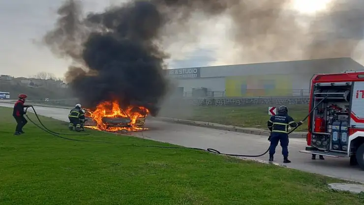 Samsun'da kız istemeden dönen ailenin aracı alev alev yandı