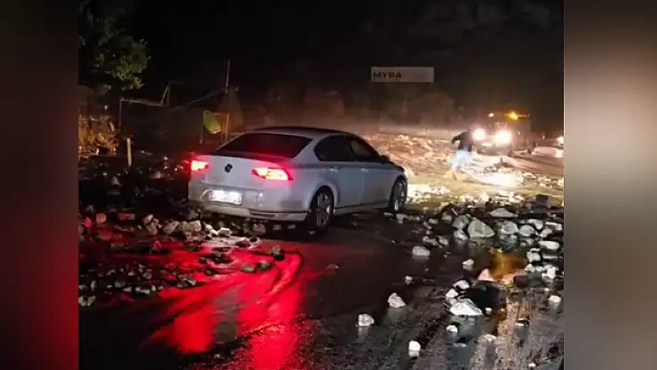 Antalya'nın ilçelerinde sağanak etkili oldu, ev ve seraları su bastı