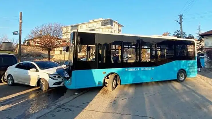 Halk otobüsü ile otomobil çarpıştı