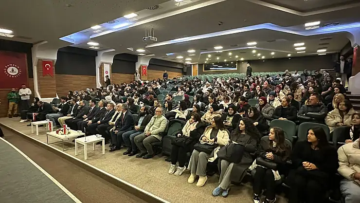 Öğrencilere 'dezenformasyon' konferansı