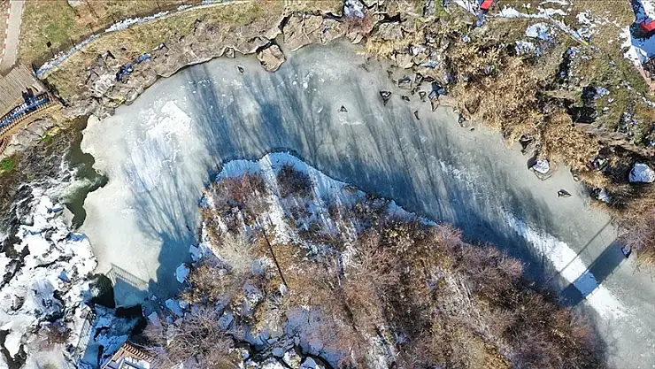 Deli Çayı kısmen dondu