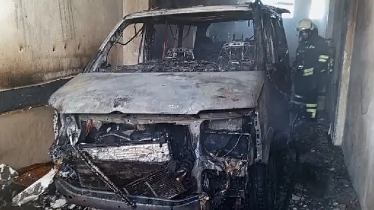 Minibüs alevlere teslim