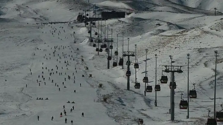 Binlerce kişi zirve tırmanışı gerçekleştiriyor