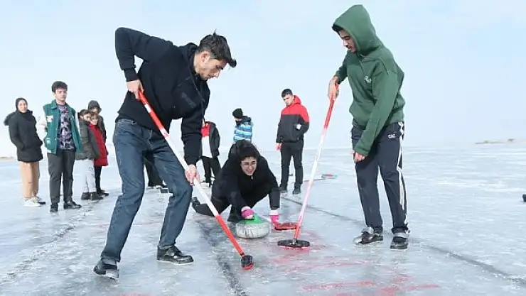 Buzla kaplı yüzeyi antrenman alanı oldu