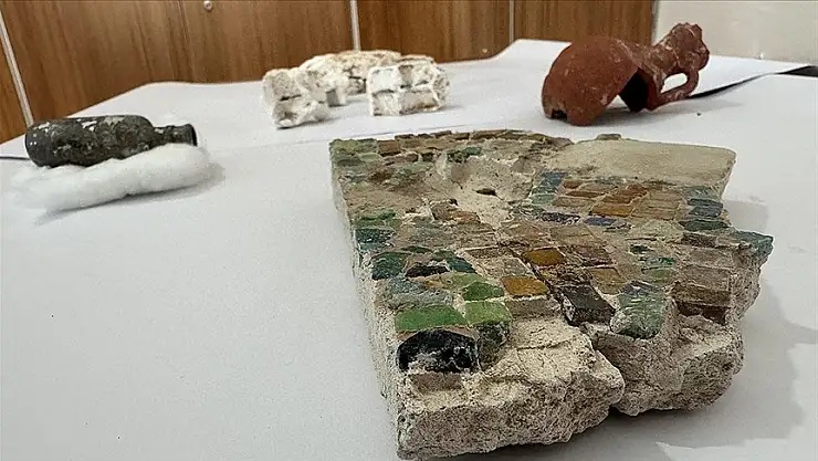 Harran'daki katedral kazısında vitraylar bulundu