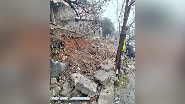 İstinat duvarı çöktü