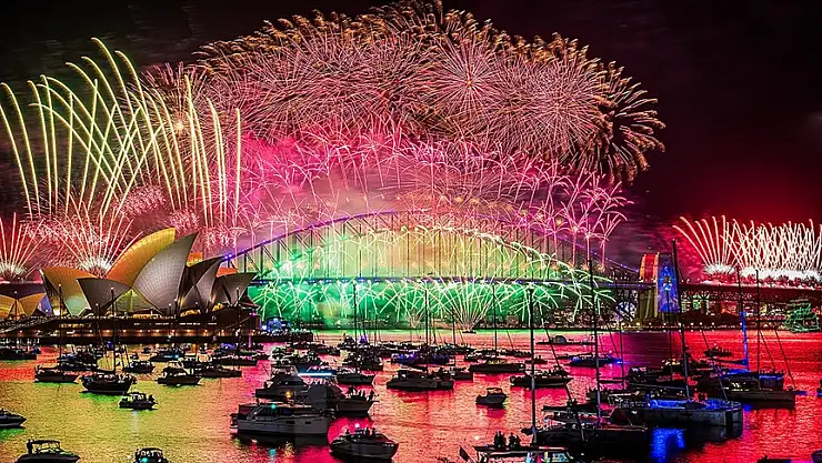 Dünya 2025'e coşkuyla girdi