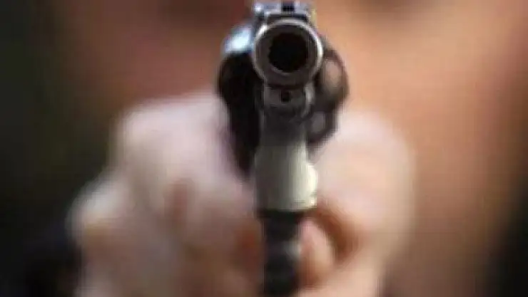 Amcaoğlunu tek kurşunla vurdu