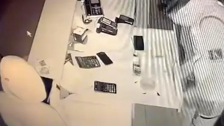 İş yerine giren hırsızlar güvenlik kamerasına yakalandı