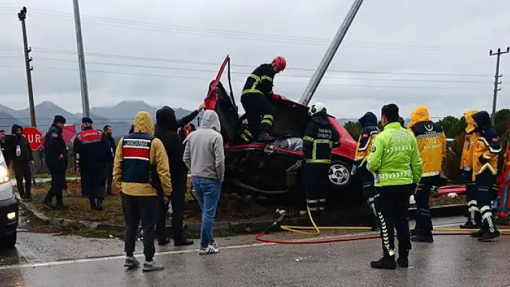 Kaza yapan araçta sıkışan yaralı, 1 saat süren çalışmalar sonucu kurtarıldı