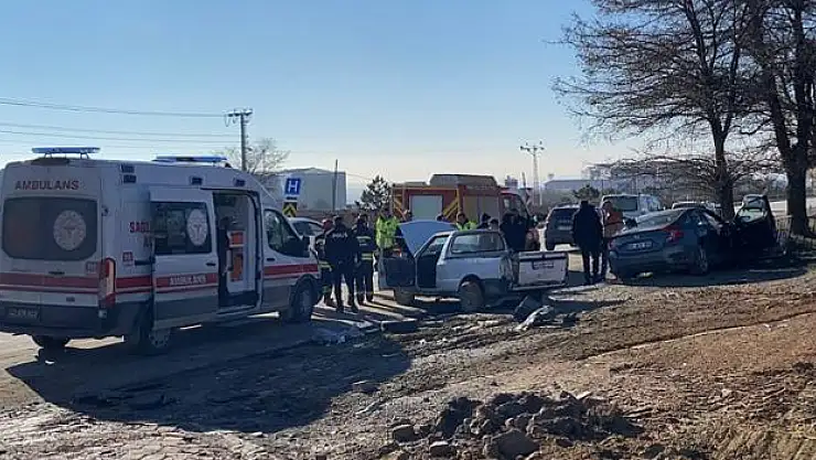 Otomobil ile pikap çarpıştı